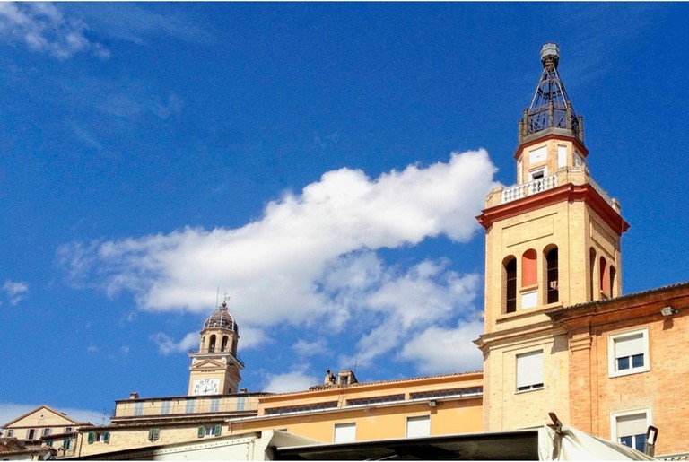 Macerata Blick zum Himmel